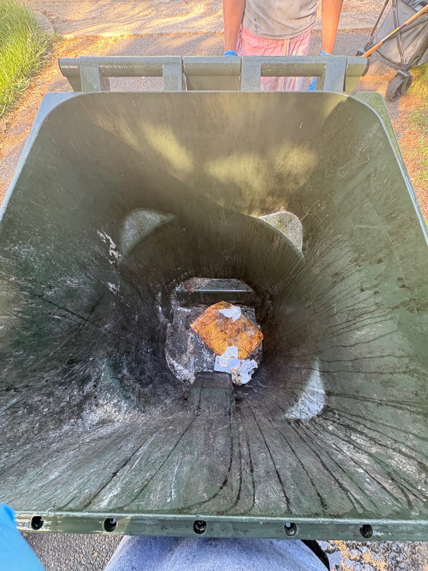 Dirty bin before cleaning