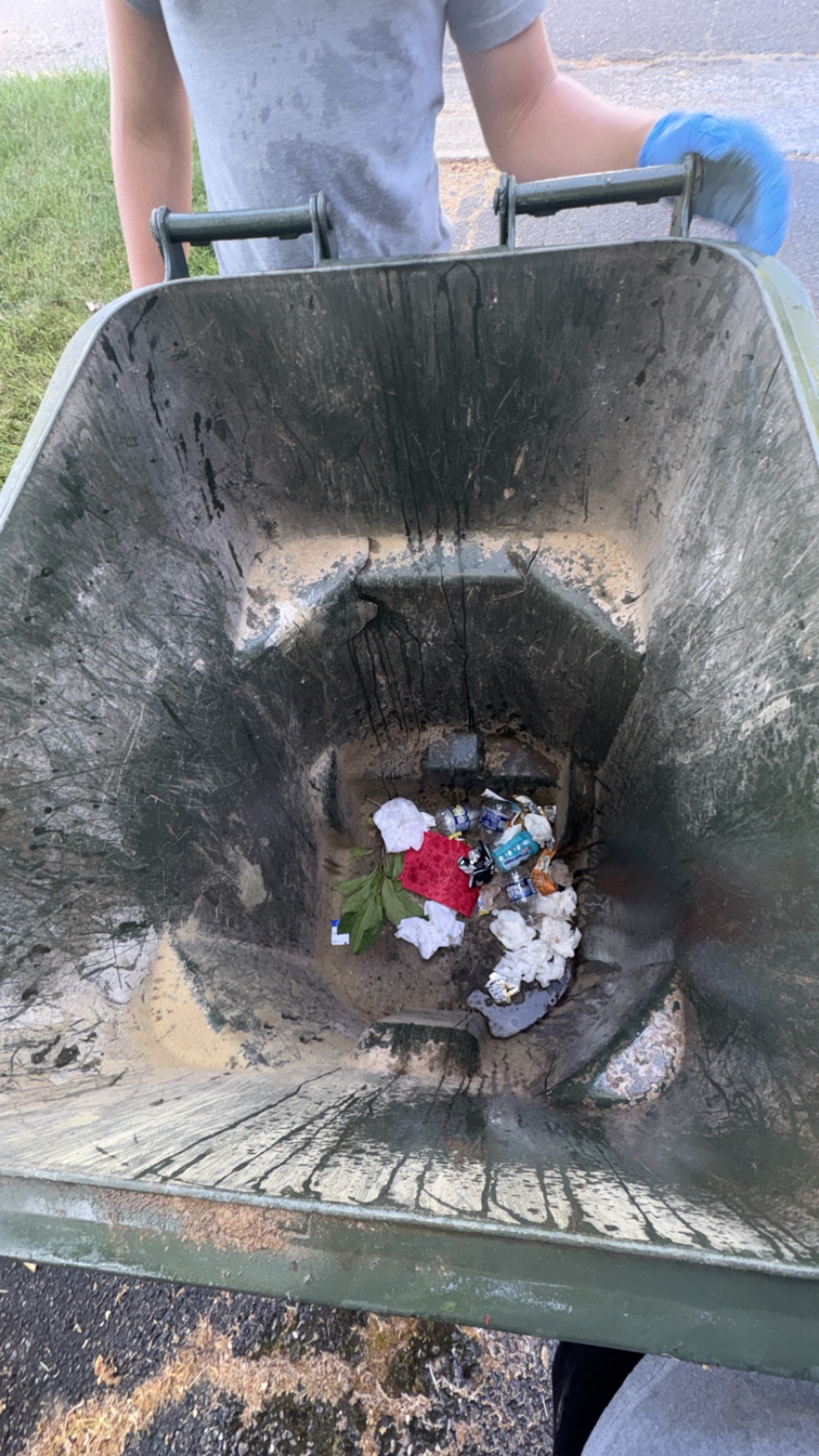 Dirty bin before cleaning